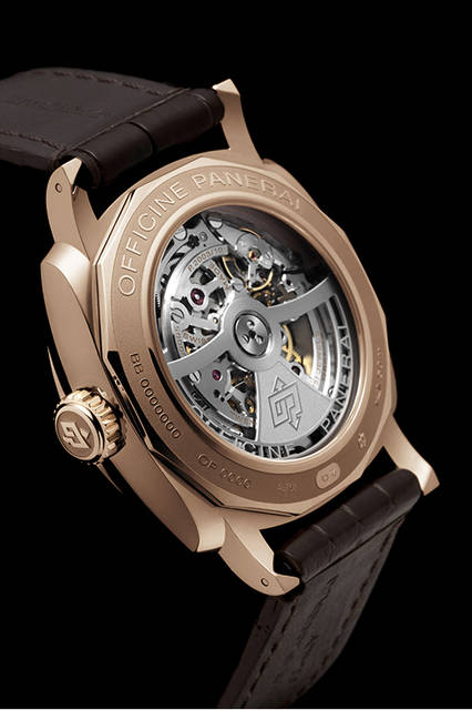 <strong>ラジオミール 1940テンデイズ GMT オートマティック オロロッソ-45mm</strong><br />ケース｜レッドゴールド<br />直径｜45mm<br />ムーブメント｜自動巻き（Cal.P.2003/10）<br />振動数｜2万8800振動／時<br />パワーリザーブ｜約240時間（約10日間）<br />防水｜5気圧<br />機能｜ロングパワーリザーブ、昼夜表示付きGMT機構、秒針ゼロリセット機構<br />発売時期｜2015年冬予定