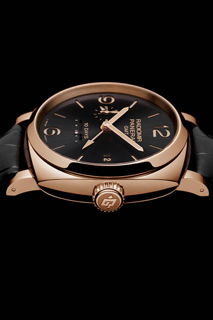 <strong>ラジオミール 1940テンデイズ GMT オートマティック オロロッソ-45mm</strong><br />ケース｜レッドゴールド<br />直径｜45mm<br />ムーブメント｜自動巻き（Cal.P.2003/10）<br />振動数｜2万8800振動／時<br />パワーリザーブ｜約240時間（約10日間）<br />防水｜5気圧<br />機能｜ロングパワーリザーブ、昼夜表示付きGMT機構、秒針ゼロリセット機構<br />発売時期｜2015年冬予定