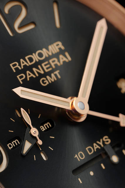 <strong>ラジオミール 1940テンデイズ GMT オートマティック オロロッソ-45mm</strong><br />ケース｜レッドゴールド<br />直径｜45mm<br />ムーブメント｜自動巻き（Cal.P.2003/10）<br />振動数｜2万8800振動／時<br />パワーリザーブ｜約240時間（約10日間）<br />防水｜5気圧<br />機能｜ロングパワーリザーブ、昼夜表示付きGMT機構、秒針ゼロリセット機構<br />発売時期｜2015年冬予定