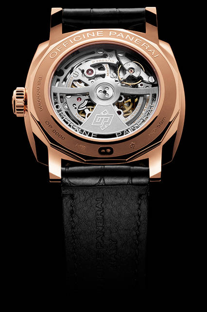 <strong>ラジオミール 1940テンデイズ GMT オートマティック オロロッソ-45mm</strong><br />ケース｜レッドゴールド<br />直径｜45mm<br />ムーブメント｜自動巻き（Cal.P.2003/10）<br />振動数｜2万8800振動／時<br />パワーリザーブ｜約240時間（約10日間）<br />防水｜5気圧<br />機能｜ロングパワーリザーブ、昼夜表示付きGMT機構、秒針ゼロリセット機構<br />発売時期｜2015年冬予定