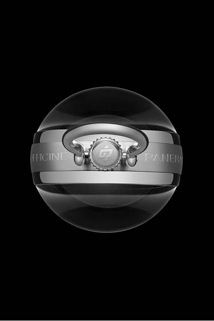 <strong>テーブルクロック</strong><br />ケース｜ステンレススチール<br />直径｜65mm<br />ムーブメント｜手巻き（Cal.P5000）<br />振動数｜2万1600振動／時<br />パワーリザーブ｜約8日間<br />発売中<br />価格｜65万8800円<br />