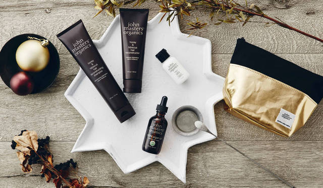 <strong>john masters organics</strong><br />Infuse hair with radiance and happiness, leading to lustrous locks with our number one repairing limited edition Christmas haircare coffret: "Luxury Haircare Coffret (with gift box)" - H&H Shampoo (Honey & Hibiscus) [177ml], H&H Hair Reconstructor (Honey & Hibiscus) [118ml], AR Oil (Argan) [59ml], G&G Body Milk [30ml], john masters organics × petite robe noire original pouch (gold), and a limited edition original gift box. ¥13,781
