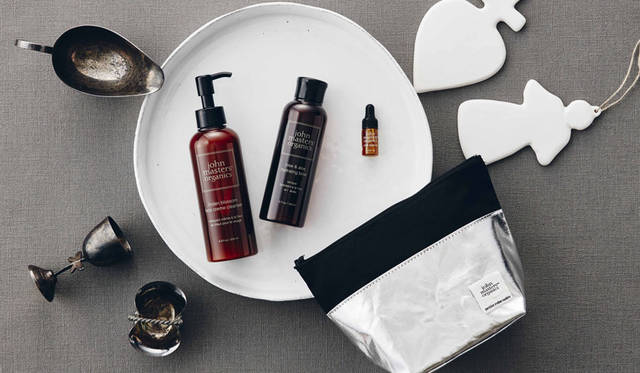 <strong>john masters organics</strong><br />Achieve plump, hydrated skin even under the winter sky with our limited edition Christmas skincare coffret: "Winter Holiday Skincare Coffret (with gift box)" - LB Face Cream Cleanser (Linden Blossom) [200ml], R&A Hydrating Toning Lotion (Rose & Aloe) [150ml], POM Facial Oil [3ml], john masters organics × petite robe noire original pouch (silver), and a limited edition original gift box. ¥10,044