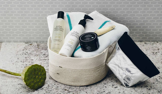 <strong>john masters organics</strong><br />Wrap your entire body in aroma and rich moisture with our new organic body care trio: "Winter Holiday Body Care Coffret (with gift box)" - G&G Body Wash (Geranium & Grapefruit) [236ml], G&G Body Milk (Geranium & Grapefruit) [236ml], Body Scrub (choice of 3 types) [136g], original spatula, john masters organics × petite robe noire original pouch (silver), and a limited edition original gift box. ¥10,087