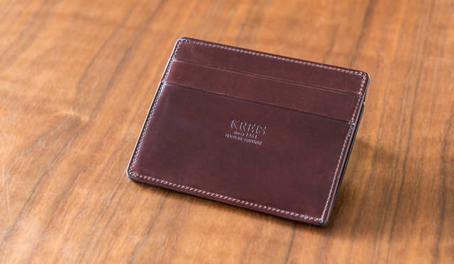 <strong>LAKOTA｜ラコタ</strong><br />「KREIS（クライス）」　ホーウィン社コードバンを使用したミニウォレット。コイン入れとカード2枚タイプで、カードを入れるスリットにはカンガルー革を使用。カンガルー革は薄くても丈夫で軽く、コードバンと相性良し。お札を入れられるポケットもあって、ちょっと出かけるときに活躍する。ミニウォレット3万5640円