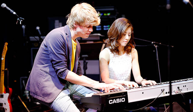 From the debut event held at Billboard Live Tokyo in Roppongi, Tokyo. Left: Wouter Hamel, Right: Stella.J.C