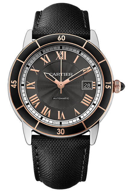 ADLC-finished stainless steel bezel, 18K pink gold crown set with a black synthetic spinel cabochon, gold-finished appliques, gold-finished sword-shaped hands<br /><br /><strong>Ronde Croisière de Cartier</strong><br />Case: Stainless steel<br />Diameter: 42mm<br />Thickness: 9.7mm<br />Movement: Automatic (in-house Cal. 1847 MC)<br />Water resistance: 100m<br />Strap: Black calfskin with steel double adjustable deployant buckle<br />Price: ¥615,600<br /><br />Photo 2000©Cartier