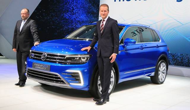 左がフォルクスワーゲン グループ ジャパンのスウェン・シュタイン代表取締役、右はフォルクスワーゲン乗用ブランド取締役会のドクター・ヘルベルト・ディース会長