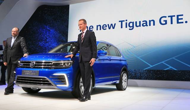 左がフォルクスワーゲン グループ ジャパンのスウェン・シュタイン代表取締役、右はフォルクスワーゲン乗用ブランド取締役会のドクター・ヘルベルト・ディース会長