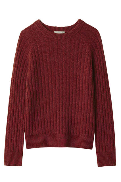 Crafted from an original material blending slightly thick cashmere with lambswool of varying gauges, knitted in a full cable pattern. Knitwear ¥34,560 each