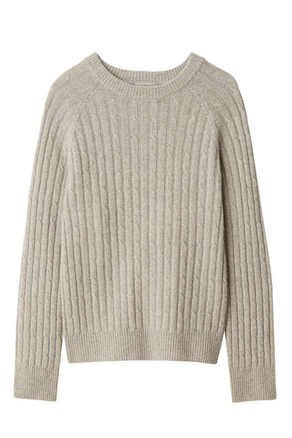 Crafted from an original material blending slightly thick cashmere with lambswool of varying gauges, knitted in a full cable pattern. Knitwear ¥34,560 each