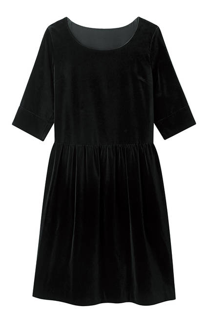 The wide round neck and folded half-sleeves lend a simple yet sweet atmosphere. Dress ¥70,200 (Margaret Howell)