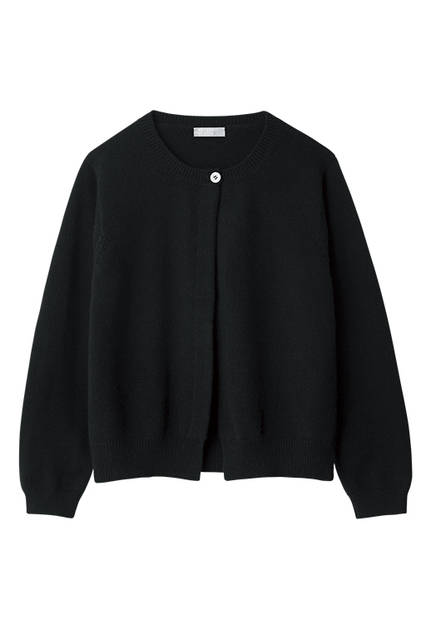 A bolero-style cardigan, featuring a black base with a single white button at the top. Made from 100% Scottish cashmere for an elegant look. Cardigan ¥129,600