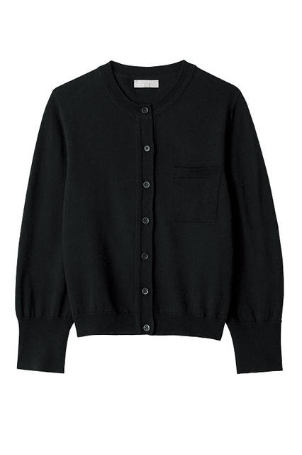 A compact knit in cotton cashmere with a luxurious feel, available in the season's key colour, bright red, as well as navy and black. Cardigan ¥102,600