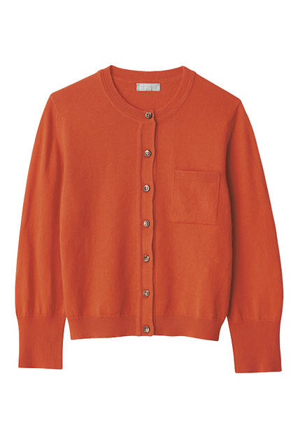 A compact knit in cotton cashmere with a luxurious feel, available in the season's key colour, bright red, as well as navy and black. Cardigan ¥102,600