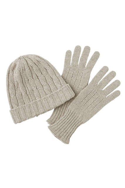 A warm, textured knit blending cashmere and lambswool, perfect for the Christmas season. Beanie ¥16,200, Gloves ¥15,120