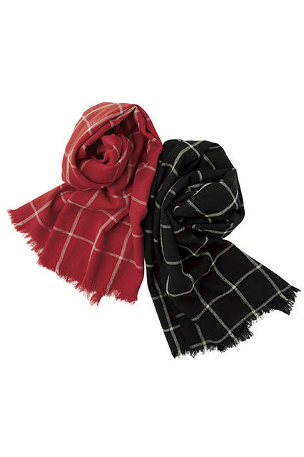 A wool scarf with a lightweight weave, featuring a contrast of windowpane check and plain fabric. Its design allows for various looks depending on how it's worn. Scarves ¥19,440 each