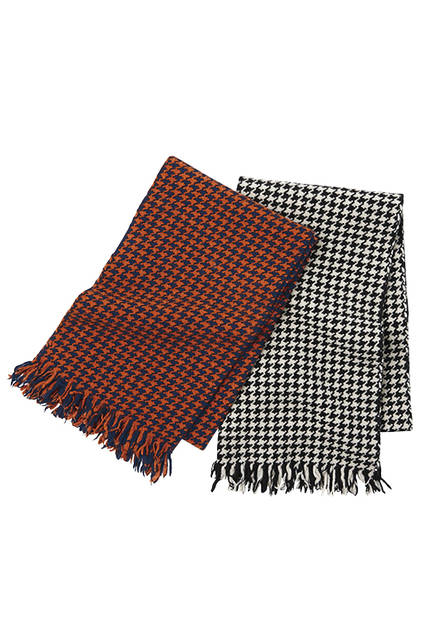 Hand-woven wool scarf with a high-contrast houndstooth pattern that stands out vividly. Its unisex design makes it a versatile choice. Scarves ¥37,800 each