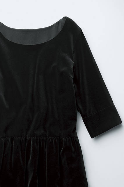 Crafted from cotton velvet by a renowned German supplier, its exquisite texture is captivating. The deep black hue, enhanced by its unique pile, creates a rich mood. Dress ¥70,200