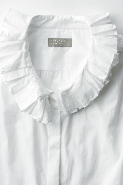 An elegant shirt featuring double ruffles at the collar. Recommended to wear with the top button undone for a relaxed feel. Shirt ¥34,560