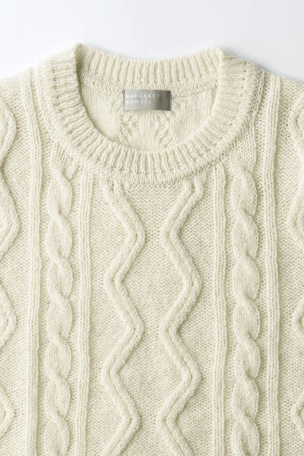 A lightweight cable knit combining the texture of Shetland wool with the delicacy of fine gauge. Its light colour and comfortable feel make it suitable for wear well into spring. Knit ¥27,000