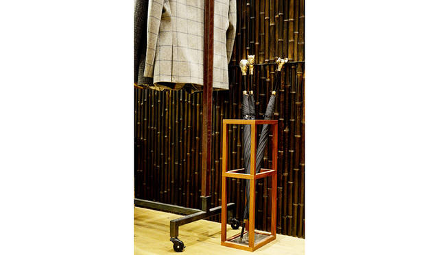An exhibition at the Men's Building Residence during the British Week event at Isetan Shinjuku. High-quality items from British-related brands such as Hackett London and Globe-Trotter were on display.
