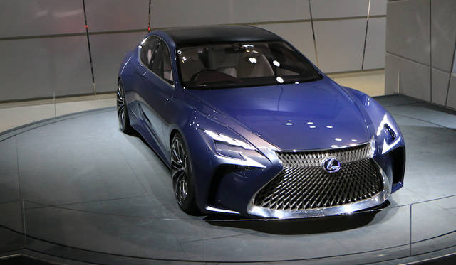 今後のレクサスデザイを示唆するコンセプトカーとして登場。パワートレーンには燃料電池（FCV）を採用する