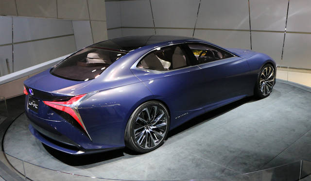 今後のレクサスデザイを示唆するコンセプトカーとして登場。パワートレーンには燃料電池（FCV）を採用する
