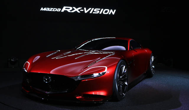 長く低いフロントフードと後ろに見た目の重心がある、FRらしいプロポーションのRX-Vision。その心臓にはSKYACTIVE-Rテクノロジー採用のロータリーエンジンが搭載されるという