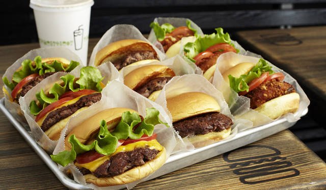 「シャックバーガー」はシングル（680円）とダブル（980円）の2種類展開