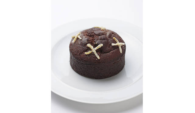 <strong>CHRISTMAS GINGER CAKE</strong><br><br>Reservations are now open for our annual ginger cake. Its rich, spiced flavour is a special treat for this season.<br><br>*For details, please contact each Margaret Howell Cafe location.