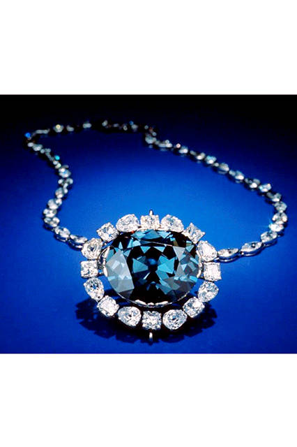 Owned by the French royal family since 1668 and passed down through generations, the blue diamond known as the "French Blue" was steeped in mystical legends, its story enhancing the gem's allure. In 1949, Harry acquired this diamond and later donated the "Hope Diamond" as a gift to the American people to the Smithsonian Institution in Washington, D.C.