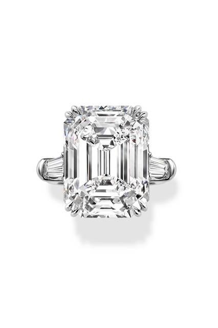 <strong>Emerald Cut Classic Ring</strong><br>Materials: Platinum x Diamonds (center diamond from 1.0 ct)<br>Price: From ¥2.65 million<br>