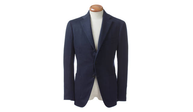 ほのかな光沢を湛えたカシミア100%のジャケットは、既製服としては最高峰とも称されるベルヴェストのもの。マシンメイドながらハンドの工程を多く取り入れてあるため、しなやかかつ、軽やかな着心地を楽しめる。生地は畝の入ったツイルとなっており、素材感があるため着こなしが単調にならないのもメリットだ。<br><br>ジャケット33万3720円／ベルヴェスト（ジャケットリクワイヤード 表参道店）