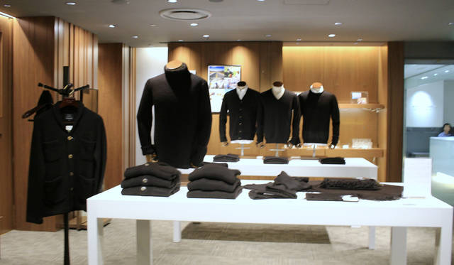 Knit items made from black alpaca by THE INOUE BROTHERS, displayed at The Residence on the 8th floor of Isetan Shinjuku Men's Building.