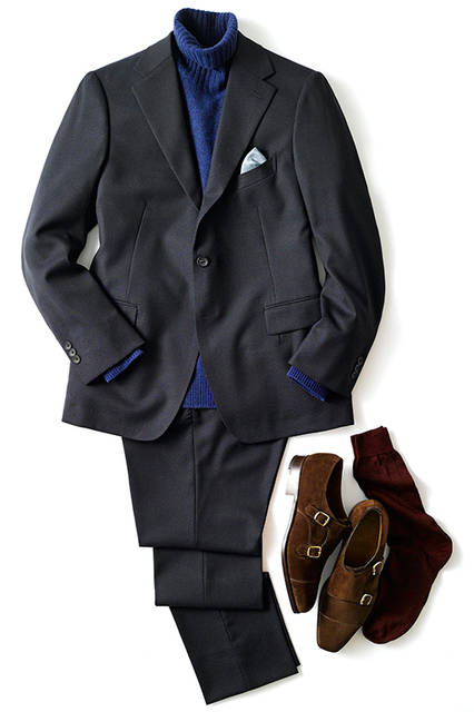 A jacket style, casually paired with a turtleneck and unified in navy tones, is simple yet crafted with autumnal textures. "These brushed double monks can be worn for both work and leisure. I've added a playful touch with a flash of Bordeaux socks."<br><br>Suit ¥95,000, turtleneck knit ¥16,000 (both ÉDIFICE); Shoes ¥150,000 (Edward Green); Socks ¥3,200 (Bresciani)