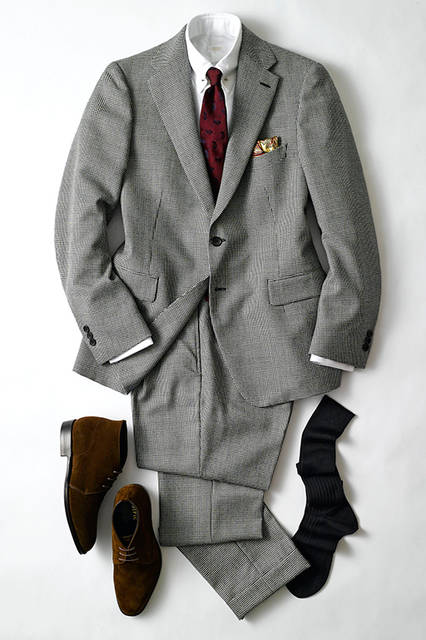 "With a houndstooth pattern in black and white, I've created a sense of unity by matching it with a white knit inside. However, a monotone look can appear lonely, so I used a high-quality stole from BEGG&CO. as a color accent." The loafers add a relaxed feel. The key to a chic outfit is to avoid looking like you're trying too hard.<br><br>Suit ¥90,000 (ÉDIFICE); Knit ¥34,000 (John Smedley); Shoes ¥74,000 (Cœur de Coeur); Muffler ¥16,000 (Beggs & Co.); Gloves ¥28,000 (Dents); Socks ¥1,000 (Harrison)