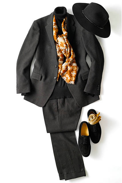 The combination of brown and black, which is fresh this season, creates a novel impression. "The tweed-like brown created by Matsushita-san doesn't feel overtly country; it seems suited for a city park. I retained a Tokyo-esque feel with black suede shoes and a hat." The inner layer is a turtleneck knit.<br><br>Suit ¥100,000, stole ¥17,000 (both ÉDIFICE); Knit ¥34,000 (John Smedley); Hat ¥21,000 (Arte-Cour For KIJIMA TAKAYUKI); Shoes ¥46,000 (Hardridge); Socks ¥3,500 (Bresciani)