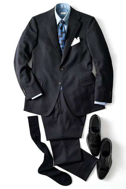 "Since the fabric of the suit has a strong presence, I felt it wouldn't fit a purely business style, so I wanted to add a sense of power with a tie. I've kept it slightly casual while maintaining a clean look that works for business." The choice of a button-down shirt with the suit is also a sophisticated touch.<br><br>Suit ¥95,000, shirt ¥13,000, tie ¥9,000, pocket square ¥3,000 (all ÉDIFICE); Shoes ¥146,000 (Edward Green); Socks ¥1,200 (Harrison)