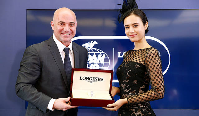 アンドレ・アガシ氏、「ロンジン エレガンス賞」を受賞した大屋夏南さん