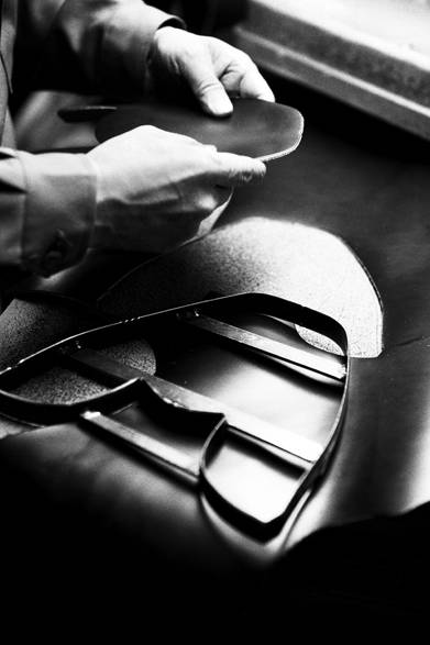 ほぼ全ての工程で靴職人によって丁寧に作られるリーガルの革靴