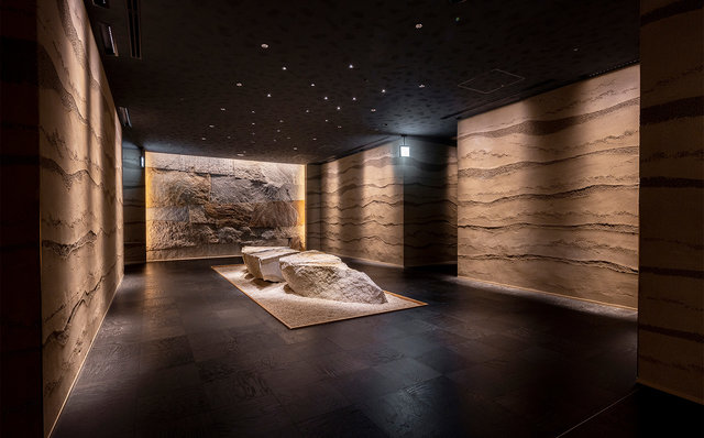 A giant rock at the center of the HOSHINOYA Tokyo dining room entrance