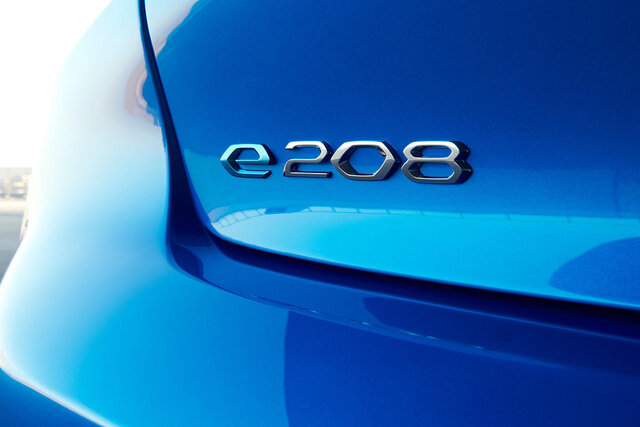 PEUGEOT 208 プジョー208