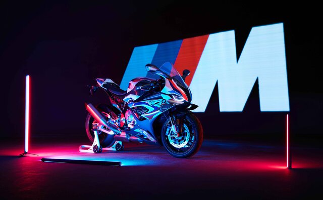 BMW、バイク初の“M”を冠した「M1000RR」発表｜BMW
