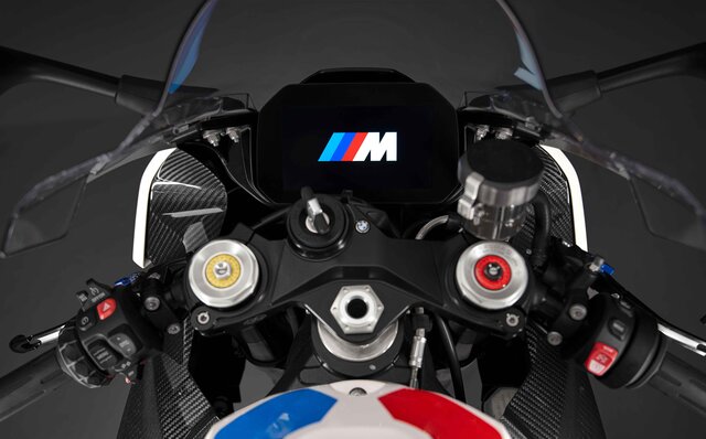 BMW、バイク初の“M”を冠した「M1000RR」発表｜BMW