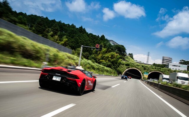 タウンスピードでも楽しい──ランボルギーニ ウラカンEVOの後輪駆動モデルに公道試乗｜Lamborghini