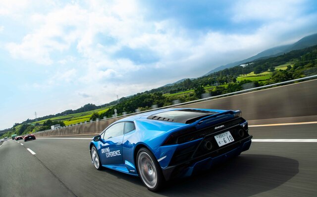 タウンスピードでも楽しい──ランボルギーニ ウラカンEVOの後輪駆動モデルに公道試乗｜Lamborghini