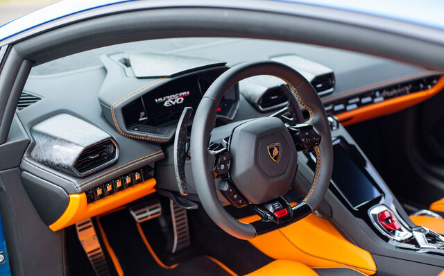 タウンスピードでも楽しい──ランボルギーニ ウラカンEVOの後輪駆動モデルに公道試乗｜Lamborghini
