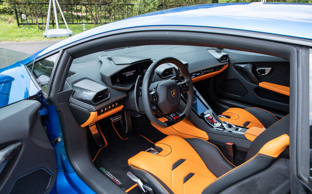 タウンスピードでも楽しい──ランボルギーニ ウラカンEVOの後輪駆動モデルに公道試乗｜Lamborghini
