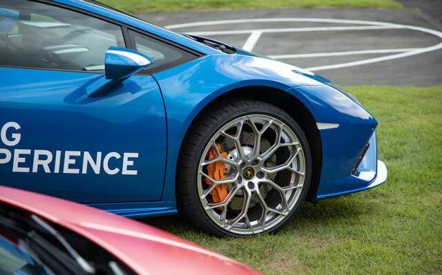 タウンスピードでも楽しい──ランボルギーニ ウラカンEVOの後輪駆動モデルに公道試乗｜Lamborghini